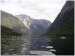 (87/122): Gudvangen - wypywamy na Naeroyfjorden.<br>2005-08-19