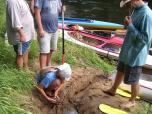 (6/50): Za Varen, w czasie postoju spitrzylismy potoczek zapor z piasku i skierowalimy go w nowe koryto.<br>2006-08-15