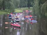 (93/105): Wocawek 2004 - zwarta grupa kajakarzy wpywa do parku Sienkiewicza.